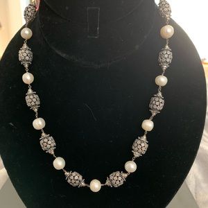 Pearls and flowered beads necklace